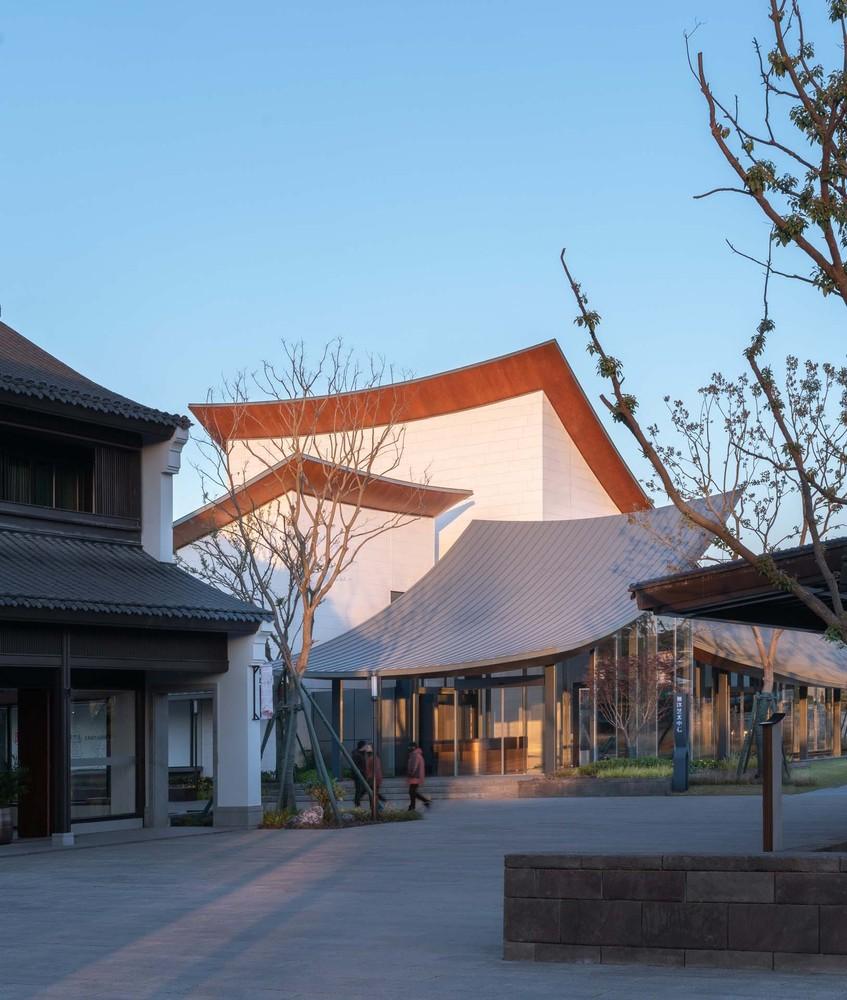 15_謇里小鎮(zhèn)展覽館_西側(cè)沿街實景_?此間建筑攝影.jpg